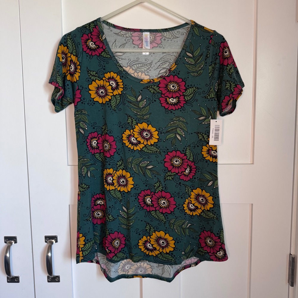 NWT LuLaRoe Classic Tee T-Shirt Women's Size XS Green with Floral Print Spring